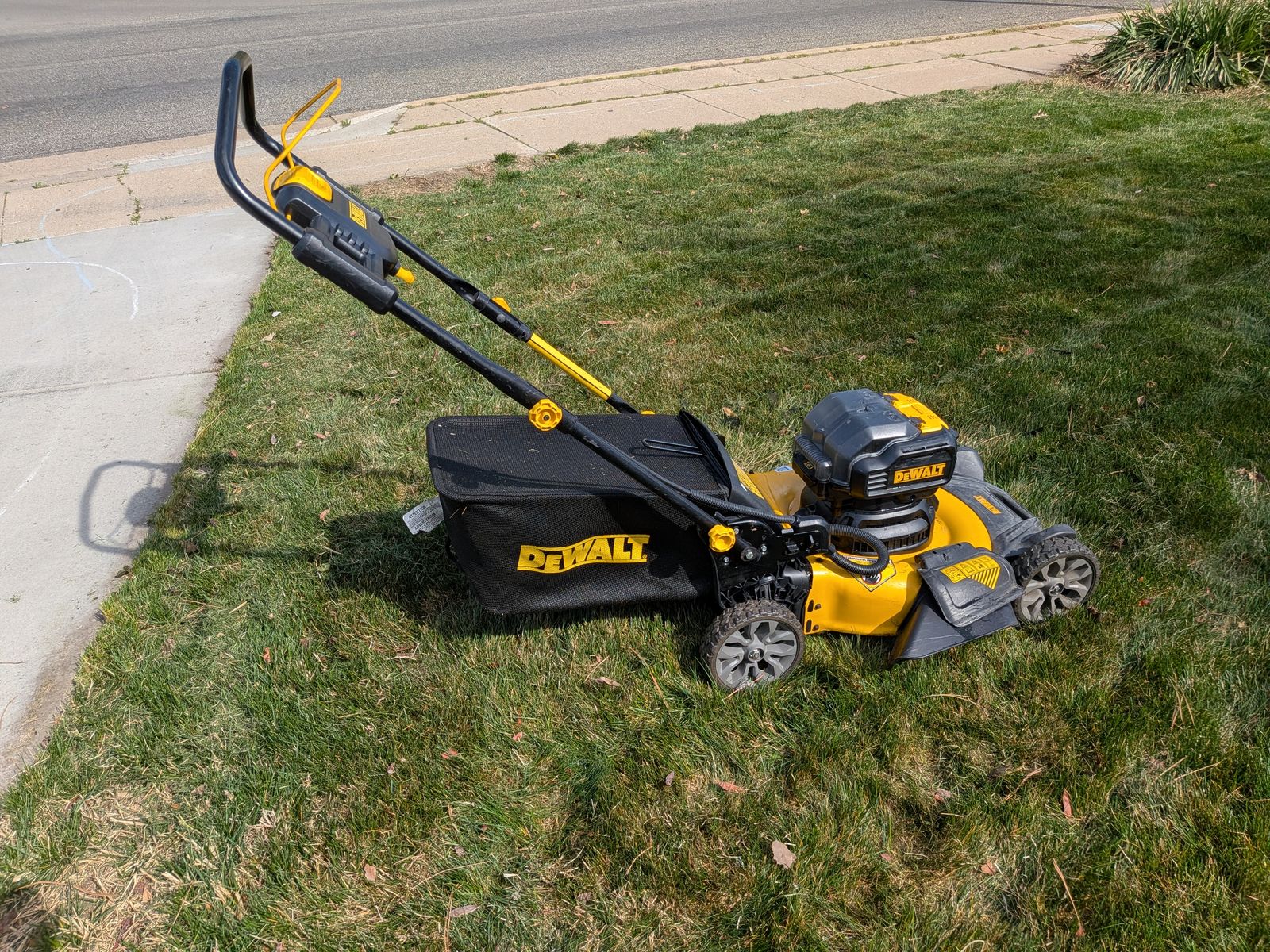 DEWALT 20V MAX 21.5 in. Electric Push Lawnmower
