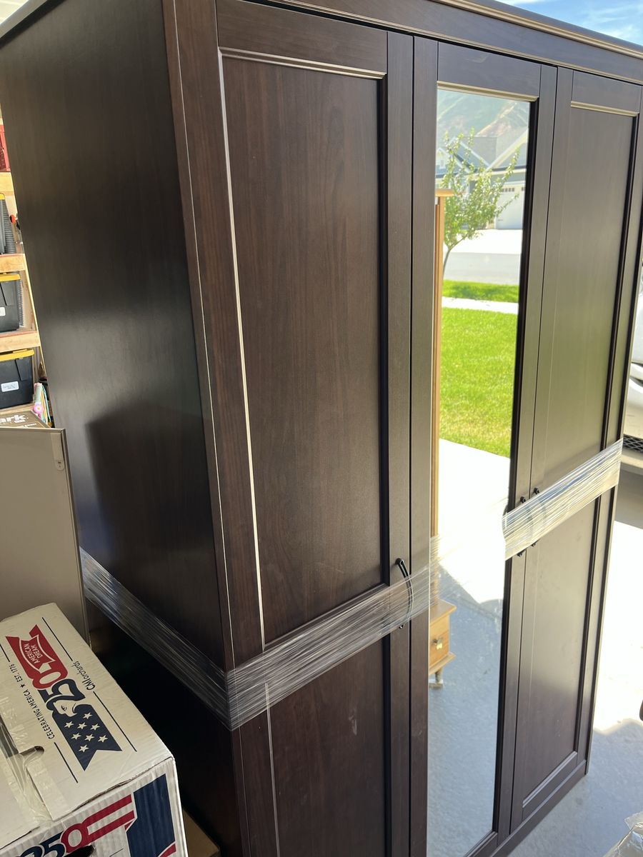 Wardrobe with 3 doors and mirror