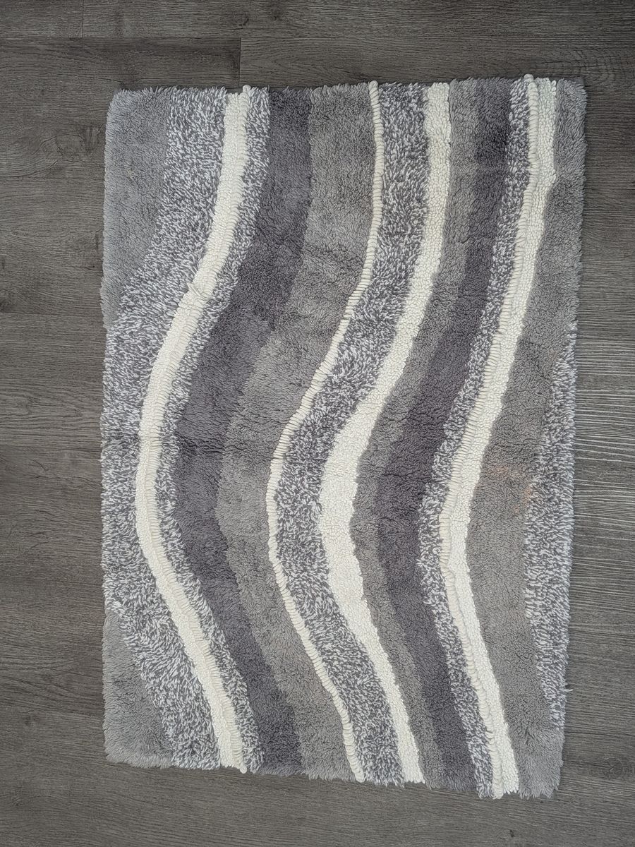 Gray & White Modern Plush Bath Rug 36x25 – Soft Wave Pattern Bath Mat
