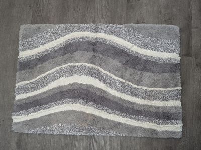 Gray & White Modern Plush Bath Rug 36x25 – Soft Wave Pattern Bath Mat