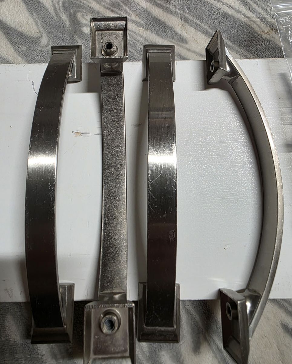 KITCHEN DOORS AND DRAWERS HANDLES WITH SCREWS