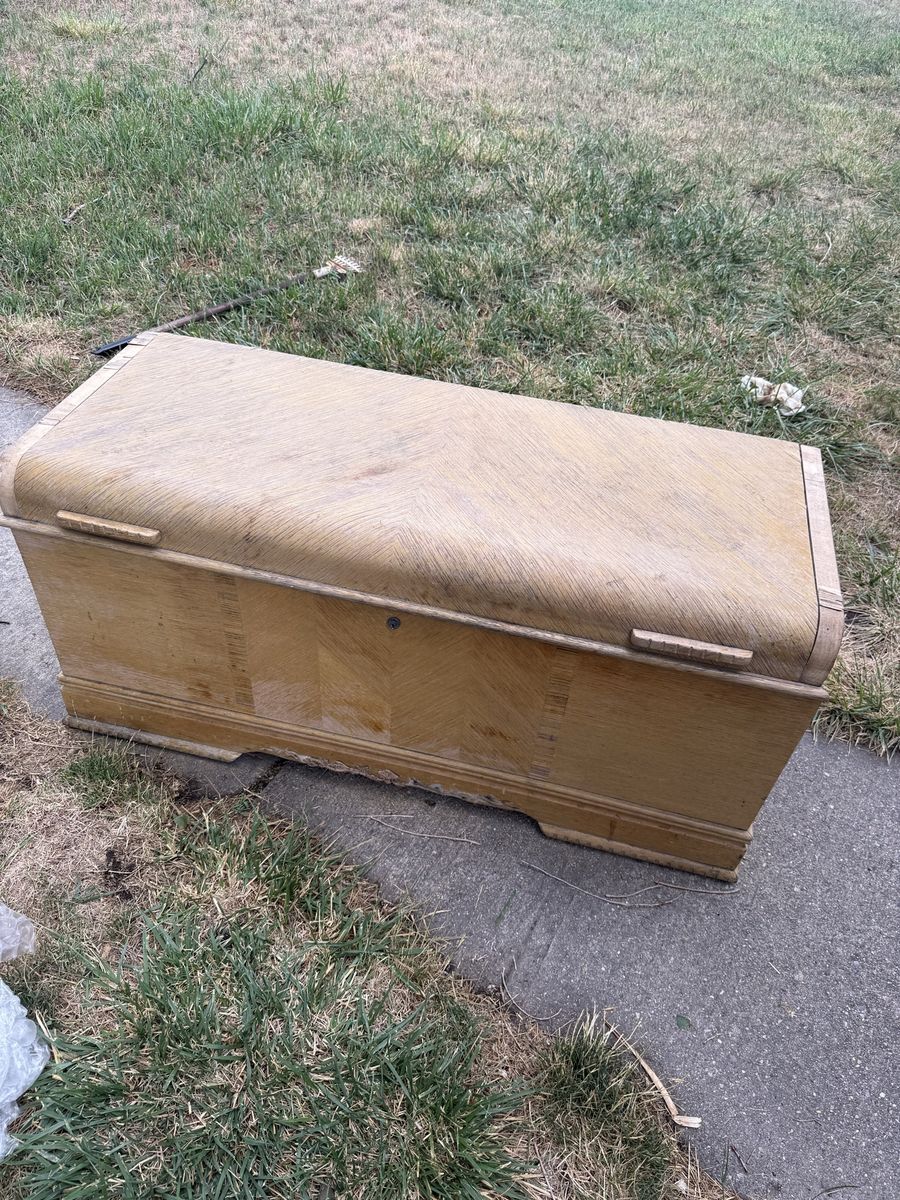Vintage Lane Cedar Chest - Guaranteed Moth Protection, Storage Trunk, Solid Wood Furniture