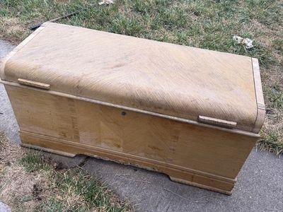 Vintage Lane Cedar Chest - Guaranteed Moth Protection, Storage Trunk, Solid Wood Furniture