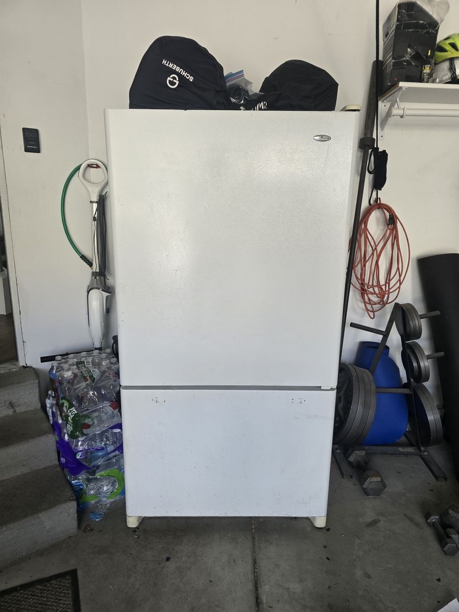 Amana 25 cu ft White Top-Freezer Refrigerator