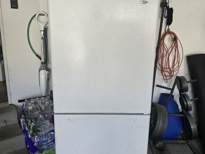 Amana 25 cu ft White Top-Freezer Refrigerator