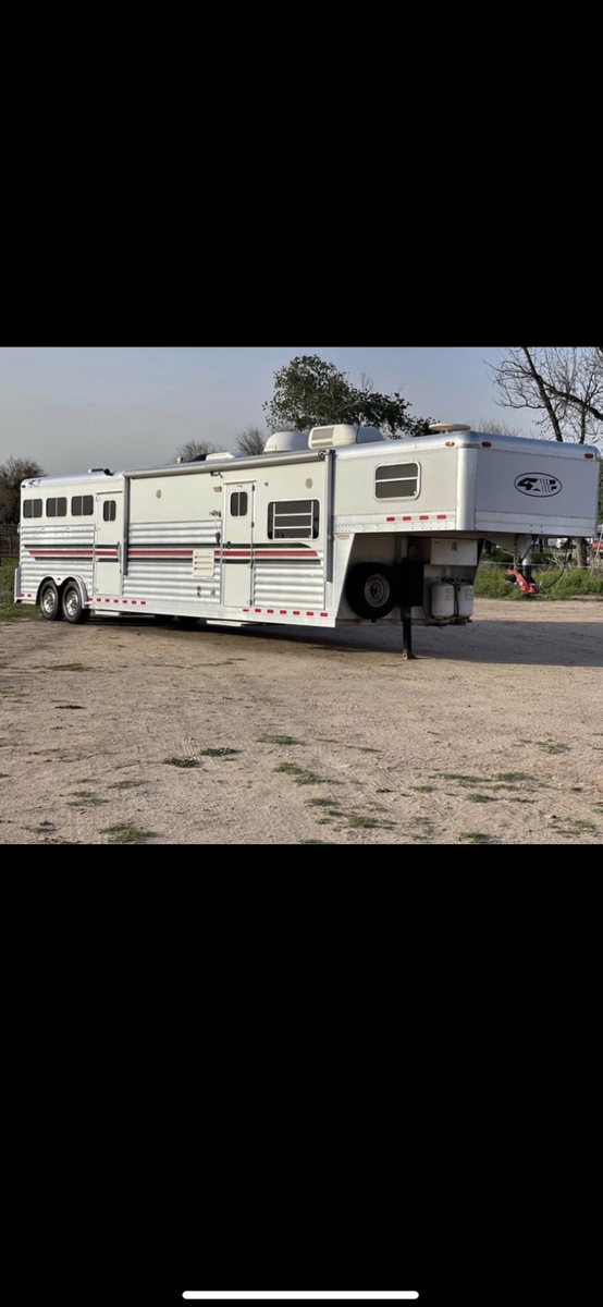 2005 4Star 3 horse Living Quarters Trailer