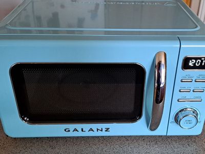 Galanz Retro Countertop Microwave Oven .7 cu ft Blue