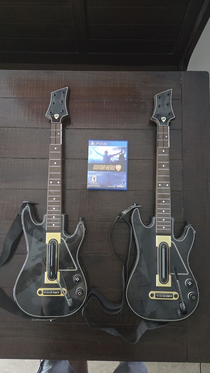Guitar Hero Live + 2 Guitars (PS4)