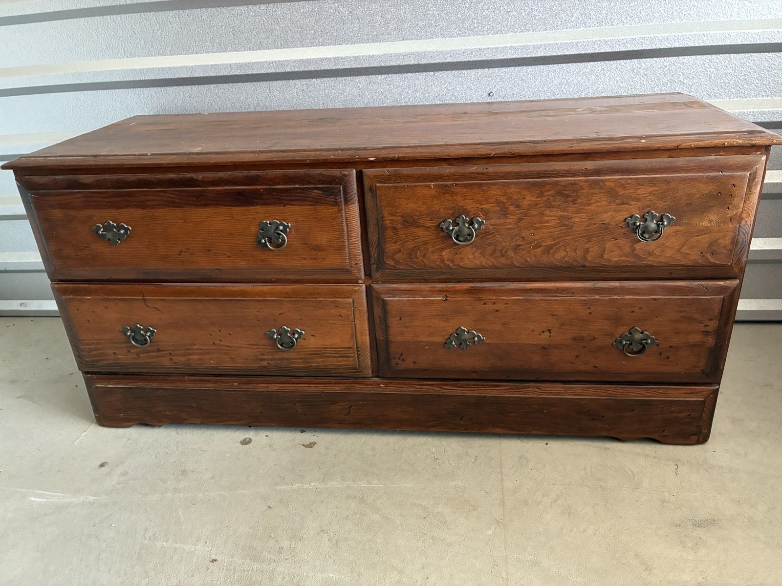 Vintage Solid Wood 4-Drawer Dresser - Rustic Chest of Drawers