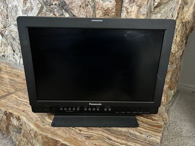 PANASONIC 17" MONITOR