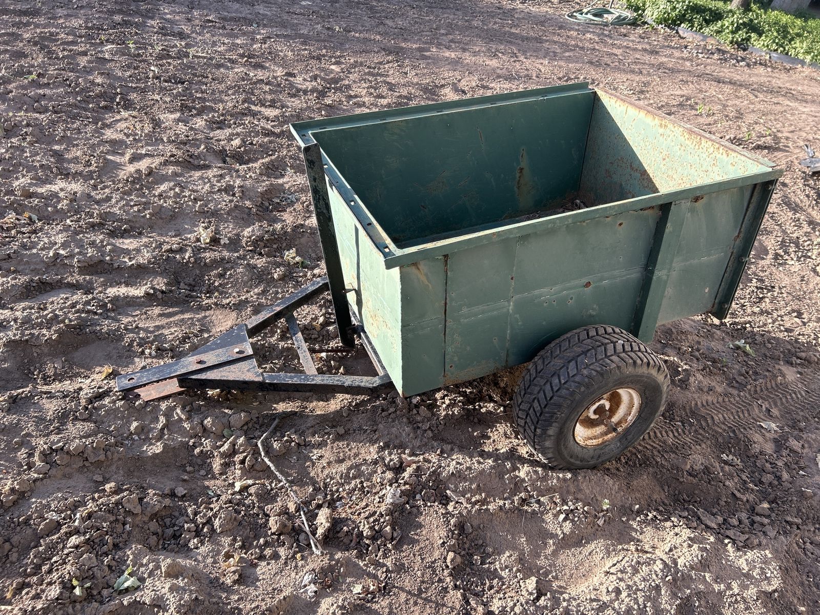 Small Trailer w/Dump Box