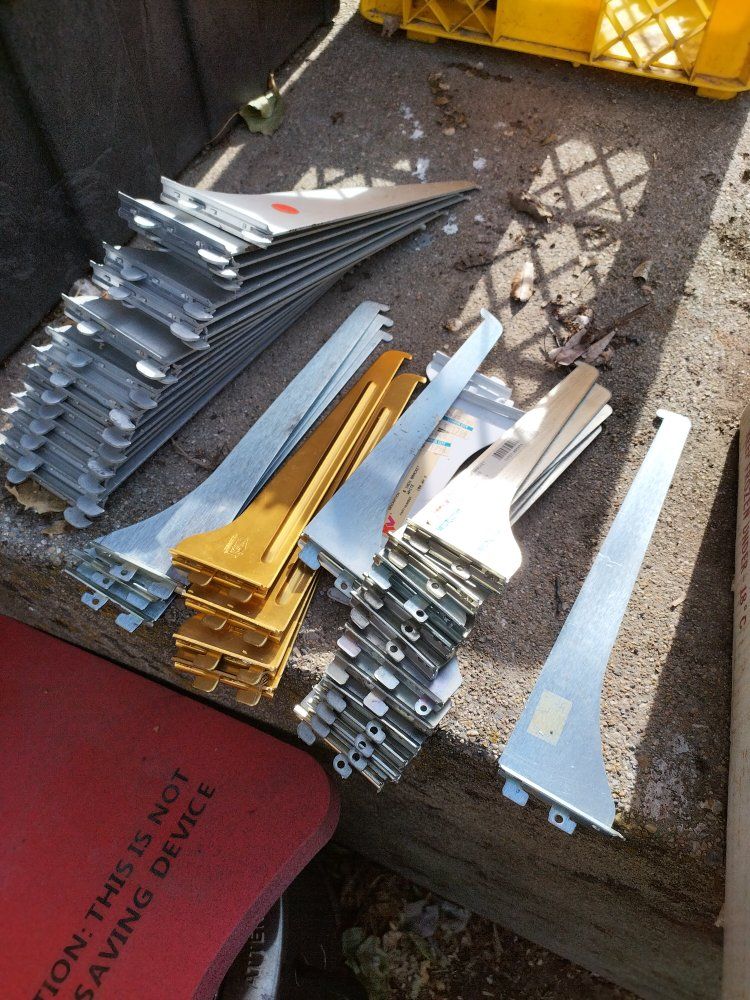 Shelves brackets shelf brackes
Lot of 20+