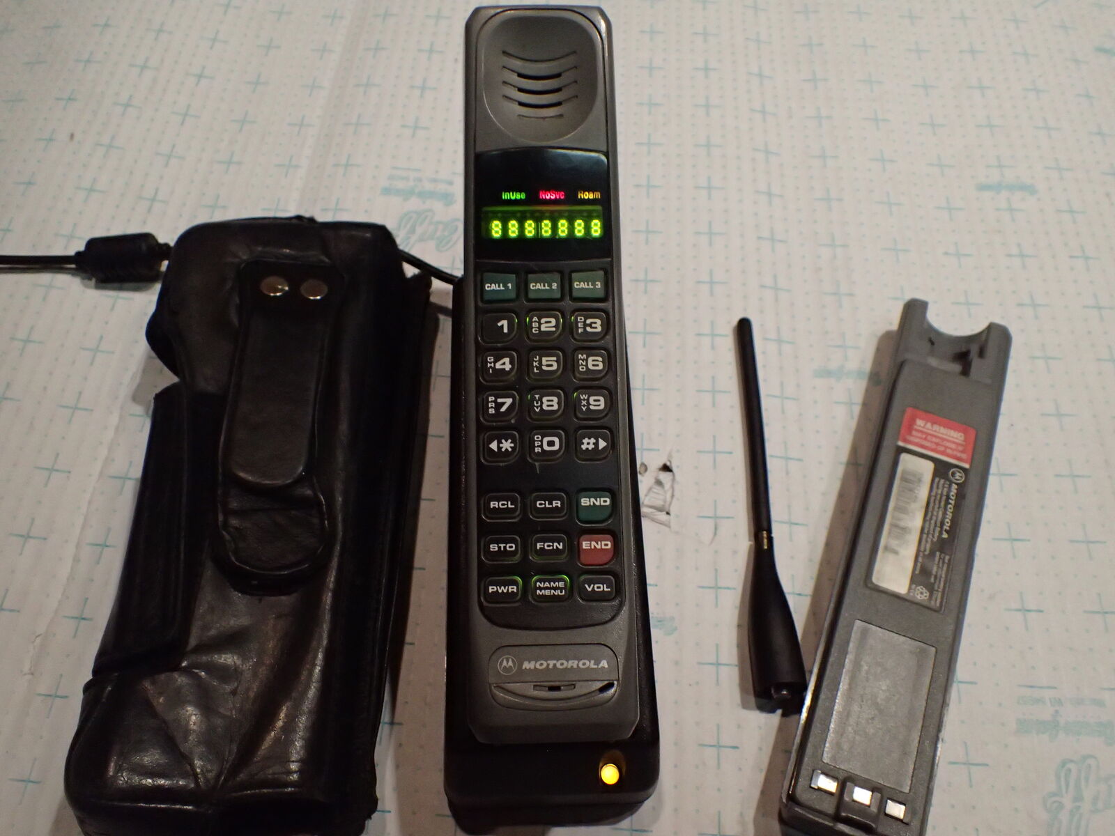 Vintage 80s Motorola Brick Cell Phone Model 89088NAUBA w/2 Batt, Charge Cradle, Leather Case