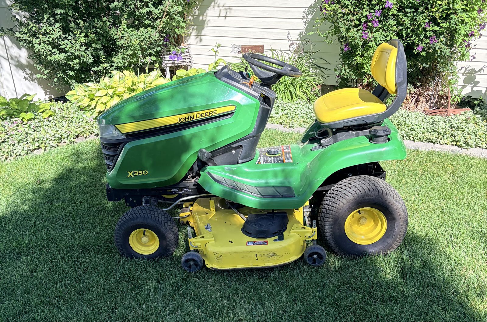 JOHN DEERE riding mower
