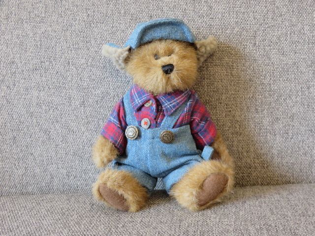 A COLLECTIBLE “BOYDS BEAR” FROM 1997 – EDMUND T. BEAR!