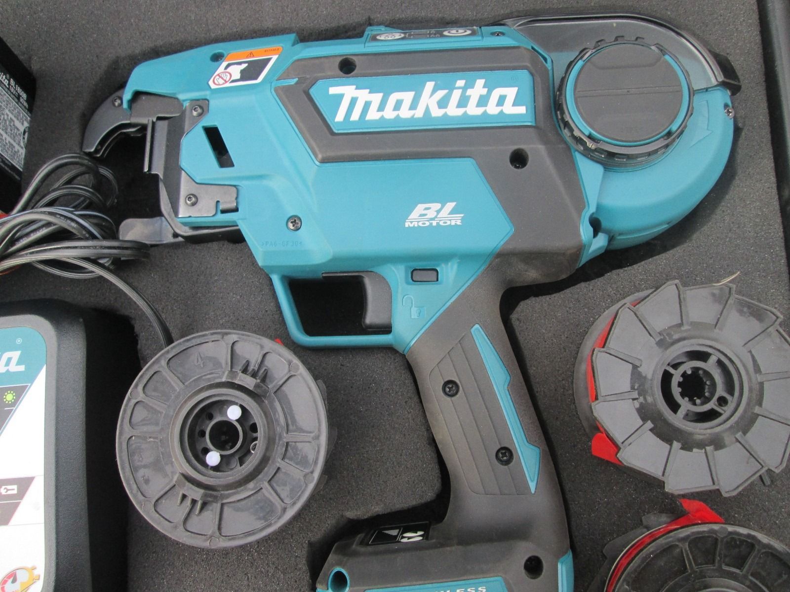 Makita XRT01 Cordless Rebar Tying Tool Kit one Li-Ion Batterie, Charger, Case