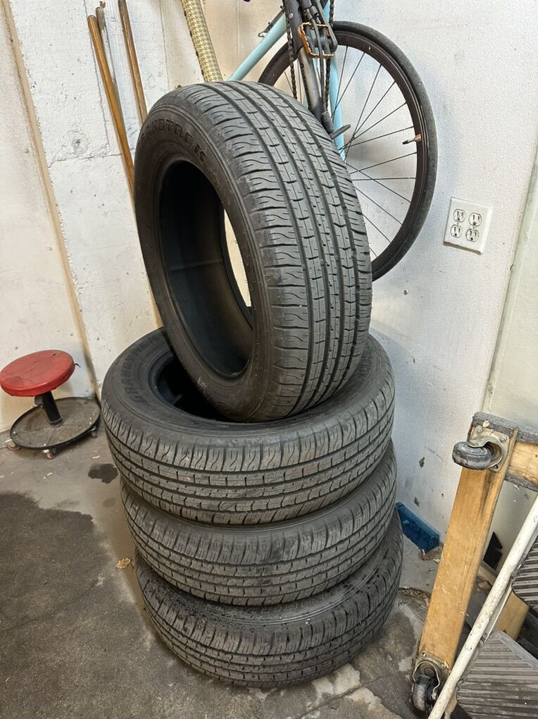 * FS 265/55/20 Dunlop Grandtrek Tires*