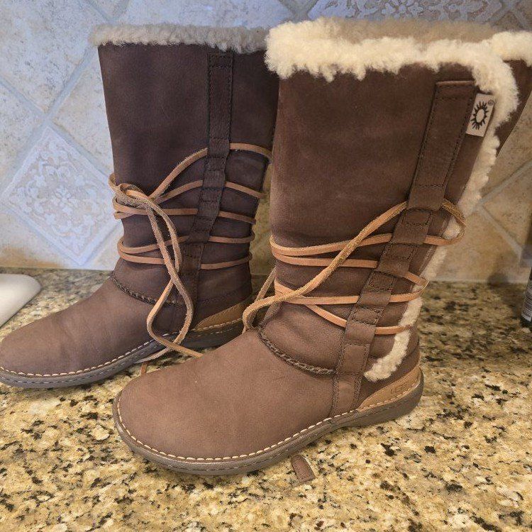 UGG "Catalina mid-calf boots size 8