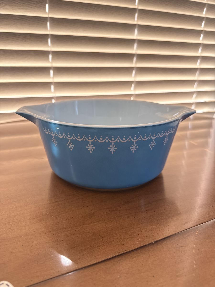 Vintage PYREX Snowflake Blue garland 2 1/2 qt