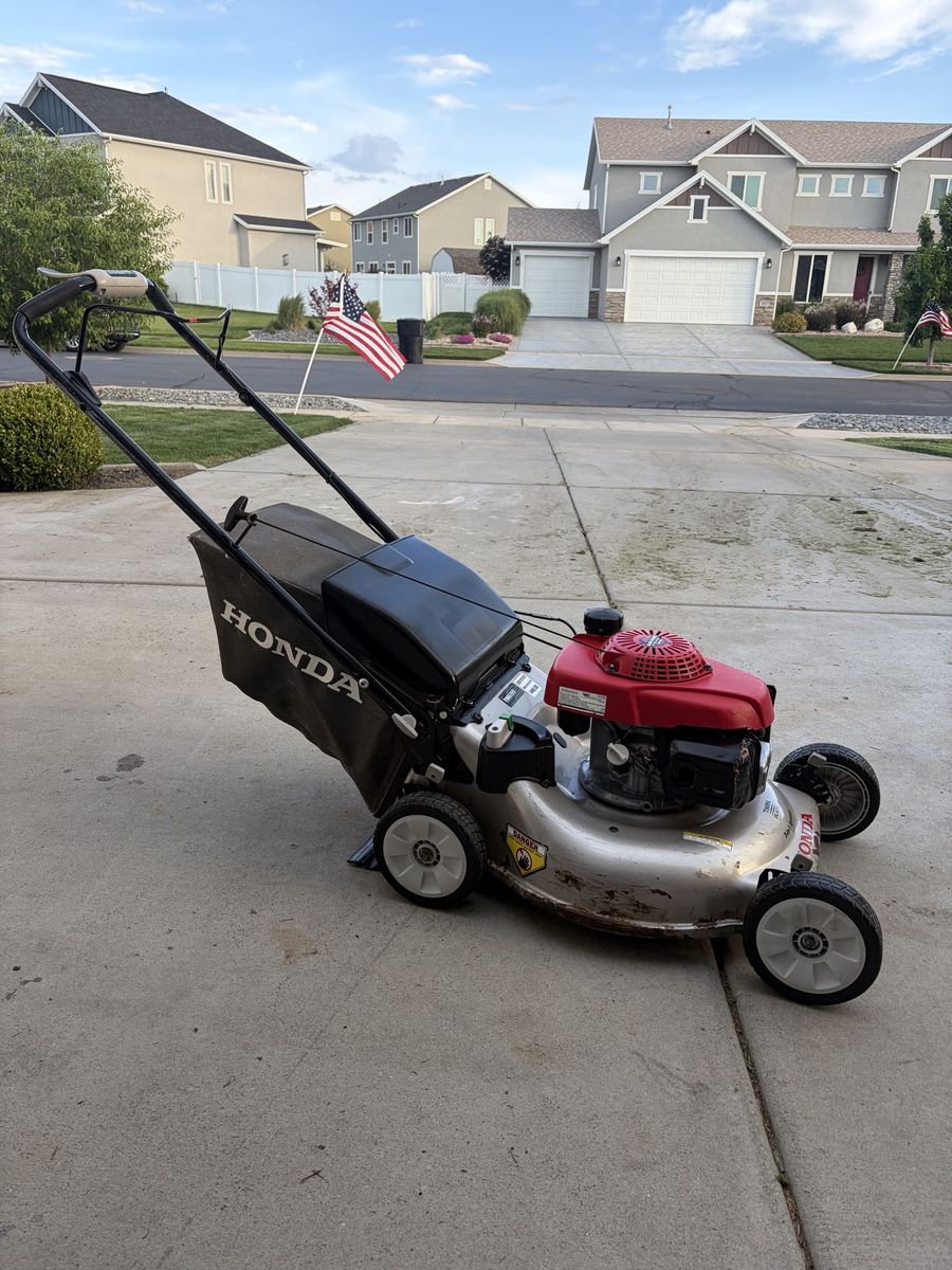 Honda HRR216 Smart Drive Self-Propelled Lawn Mower