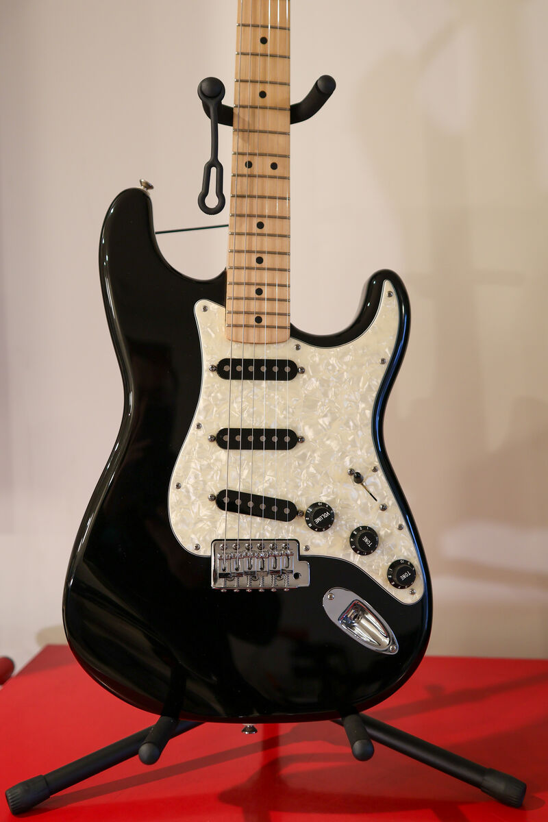 1998 Fender Stratocaster MIM Black SSS Maple Neck w Gig Bag