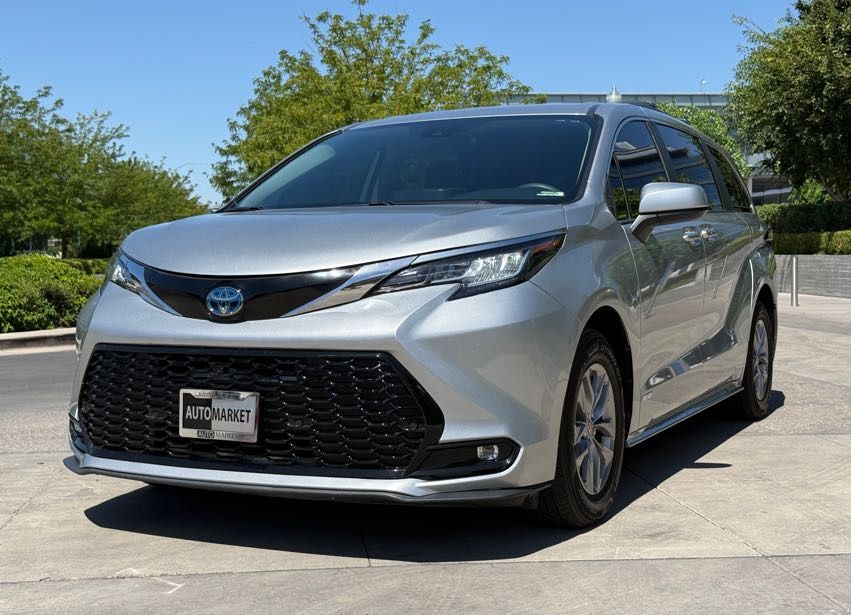 2022 Toyota Sienna LE 8-Passenger — rebuilt & branded title, 8% below market