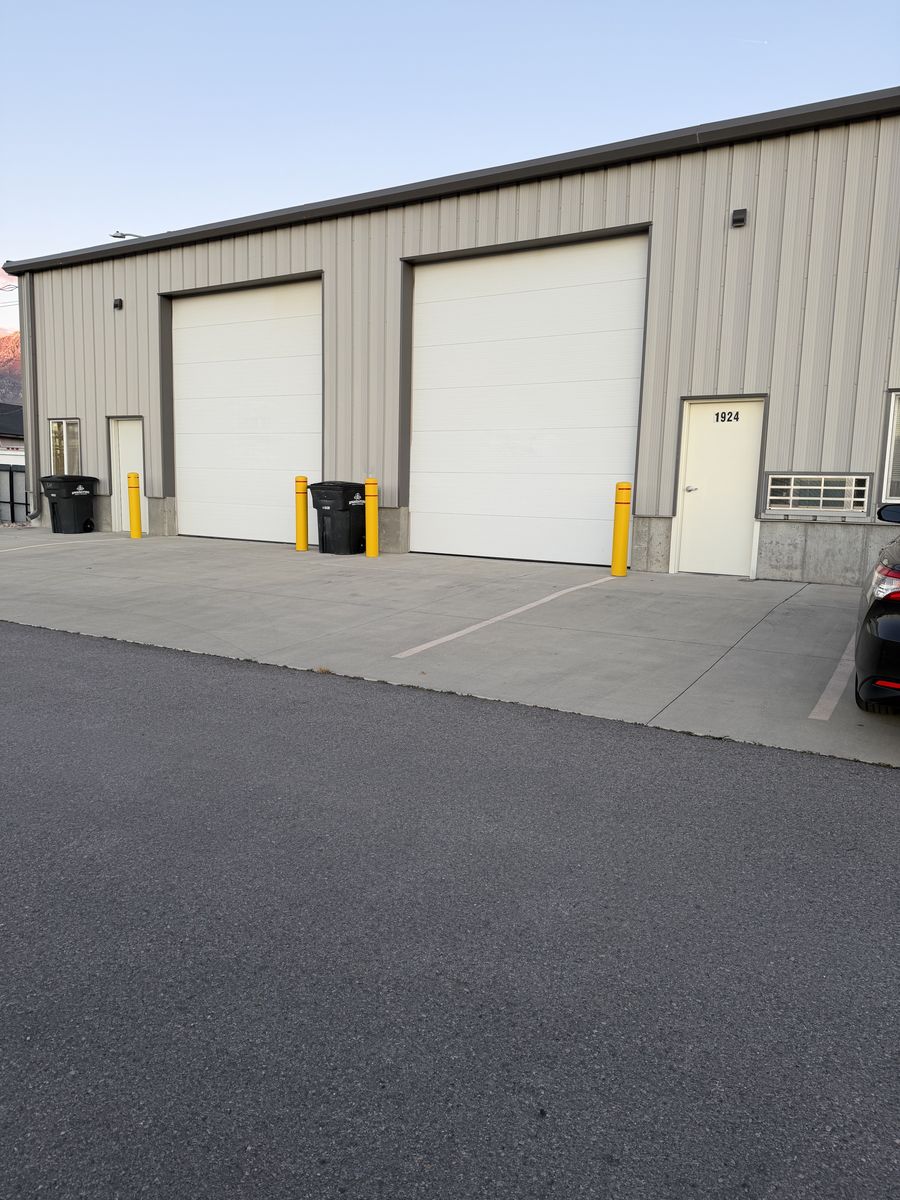 2,700 SF CLEAN WAREHOUSE/SHOP, INCLUDES OFFICE, RESTROOM, 3-PHASE POWER, HIGH CEILINGS, 3-HIGH BAY DOORS!