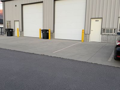 2,700 SF CLEAN WAREHOUSE/SHOP, INCLUDES OFFICE, RESTROOM, 3-PHASE POWER, HIGH CEILINGS, 3-HIGH BAY DOORS!