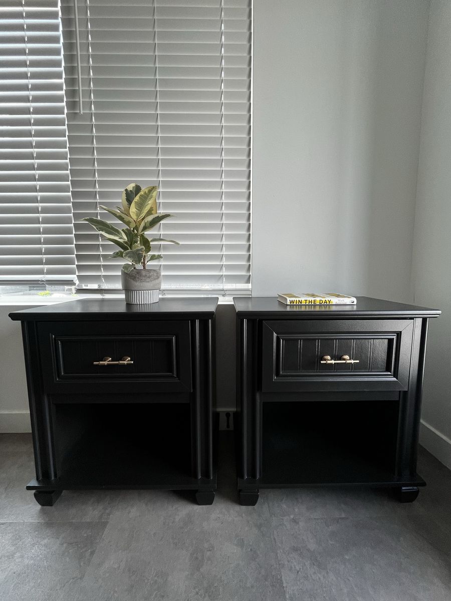 Beautiful Black Nightstand Set