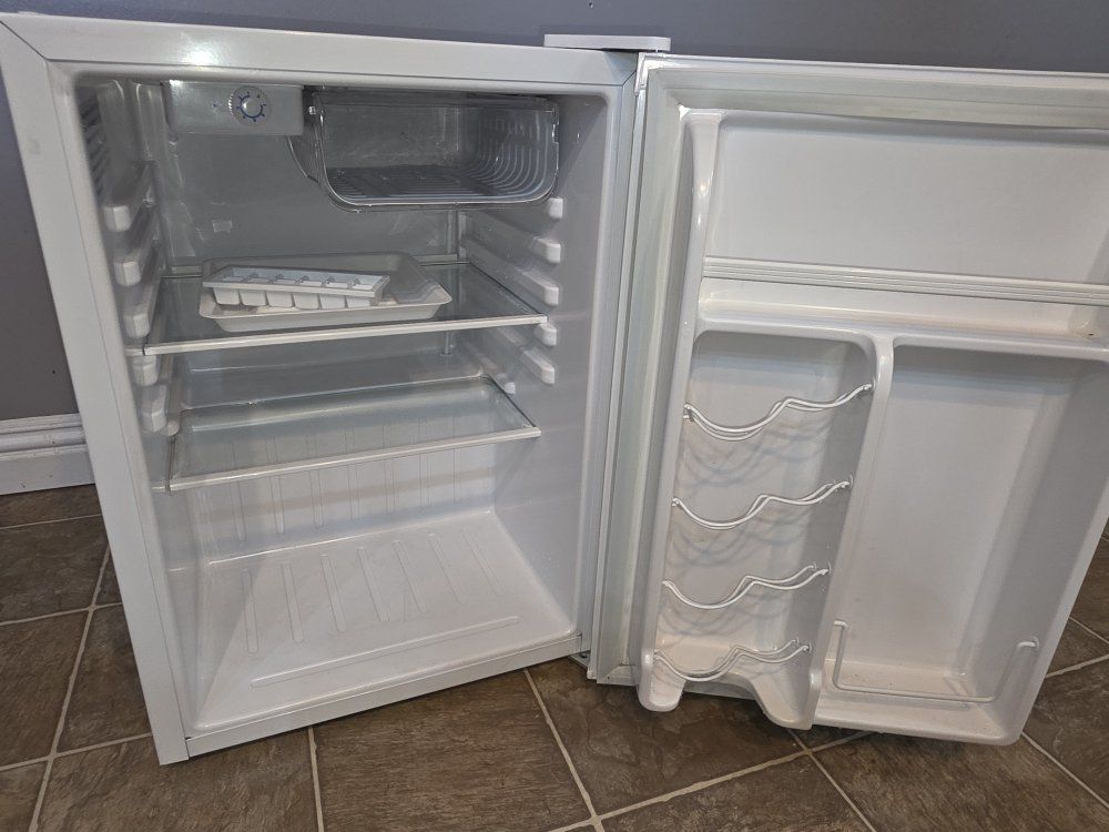 Magic Chef Compact Mini Refrigerator White Used