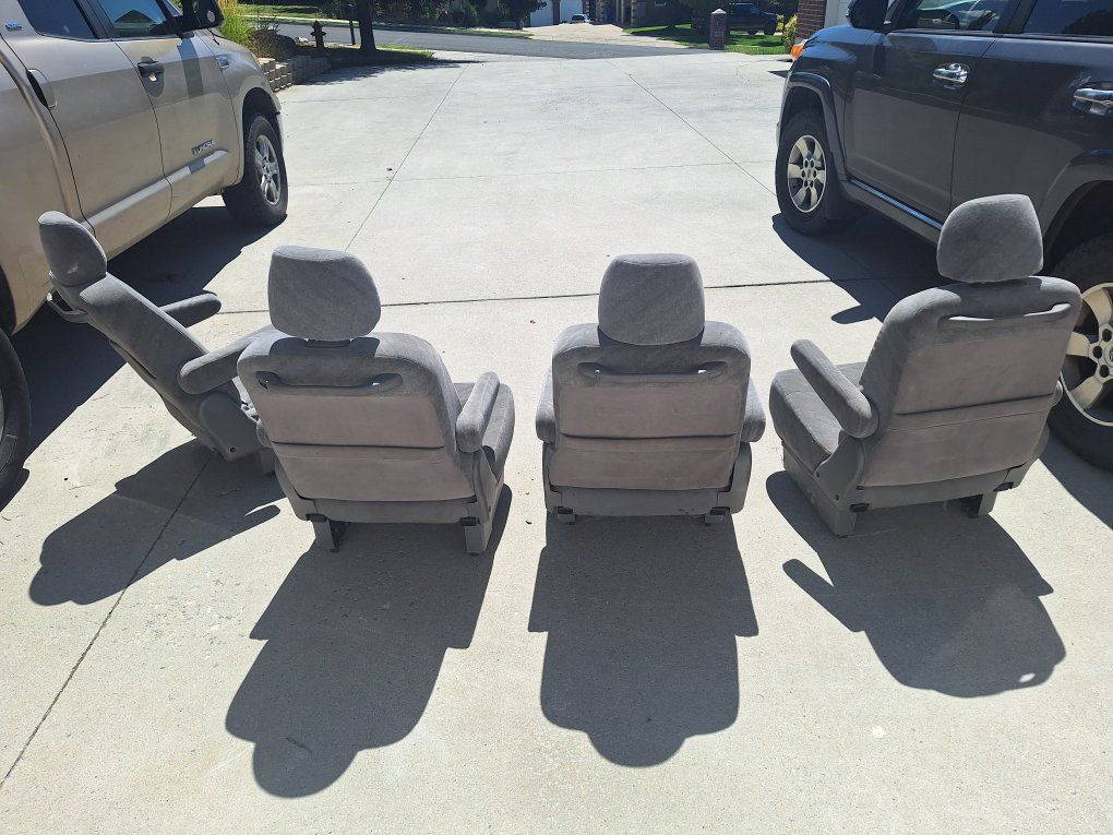 2005 Honda Odyssey Captain chairs