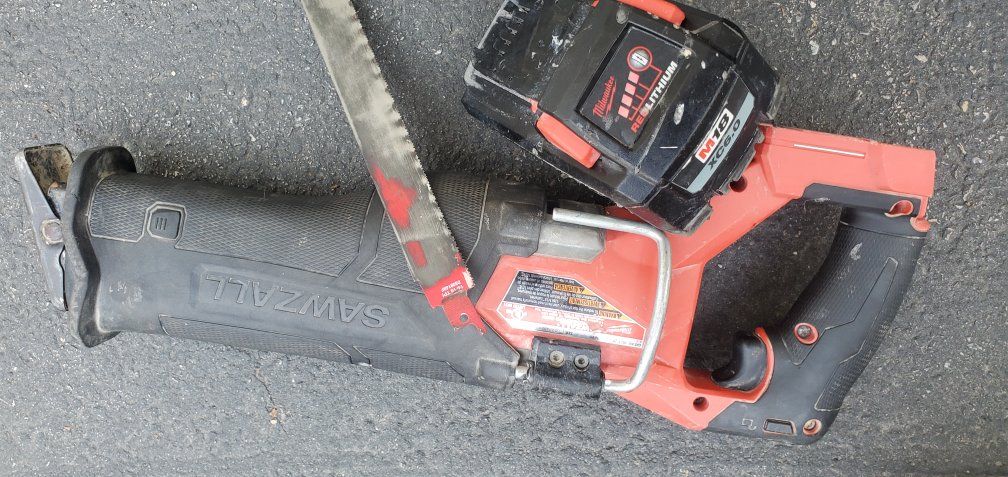 Milwaukee M18 FUEL Sawzall Reciprocating Saw with XC6.0 Ah Battery & Blade