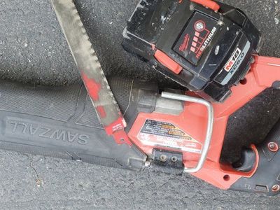 Milwaukee M18 FUEL Sawzall Reciprocating Saw with XC6.0 Ah Battery & Blade
