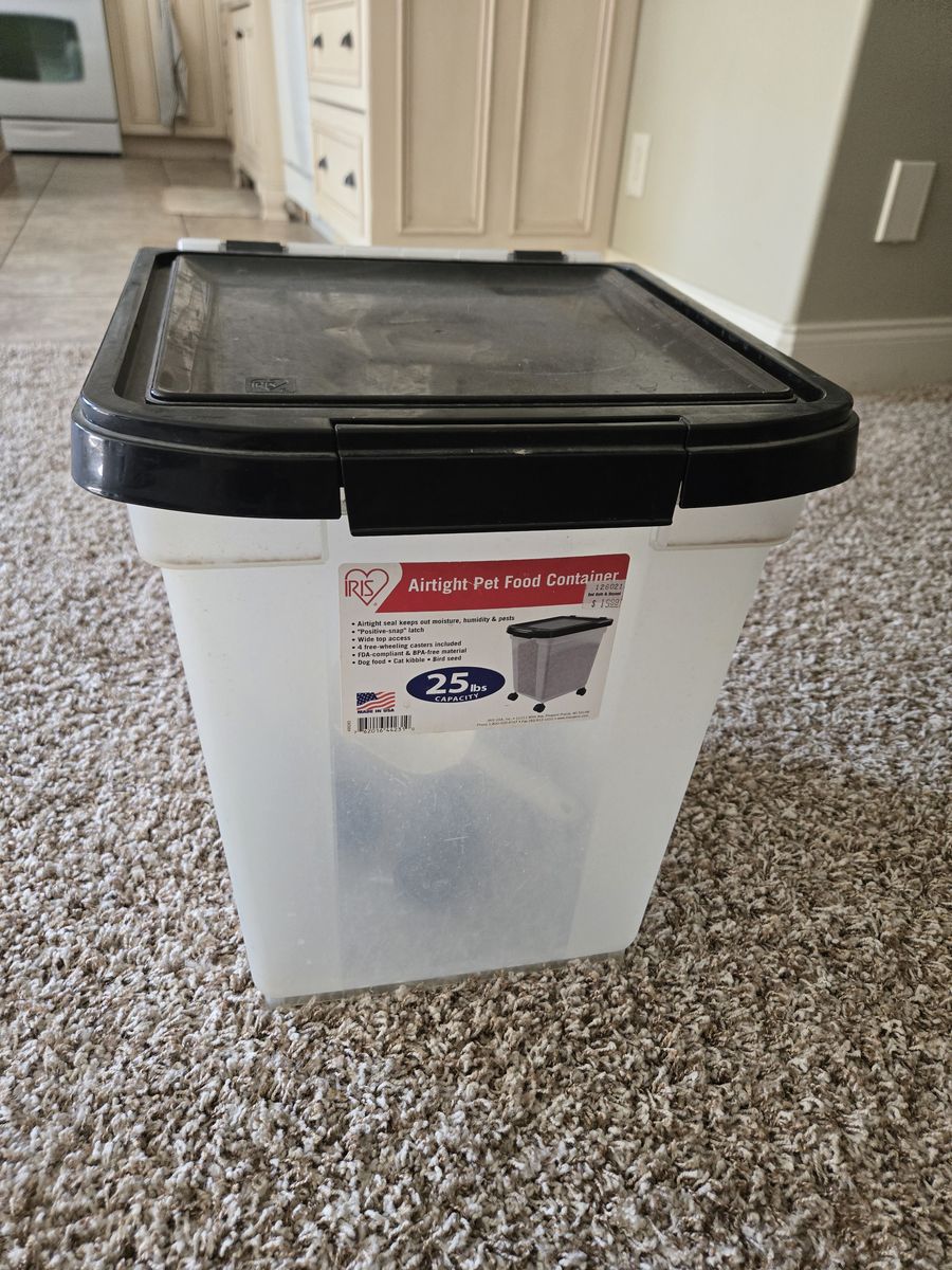 Pet food container 