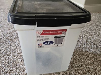 Pet food container