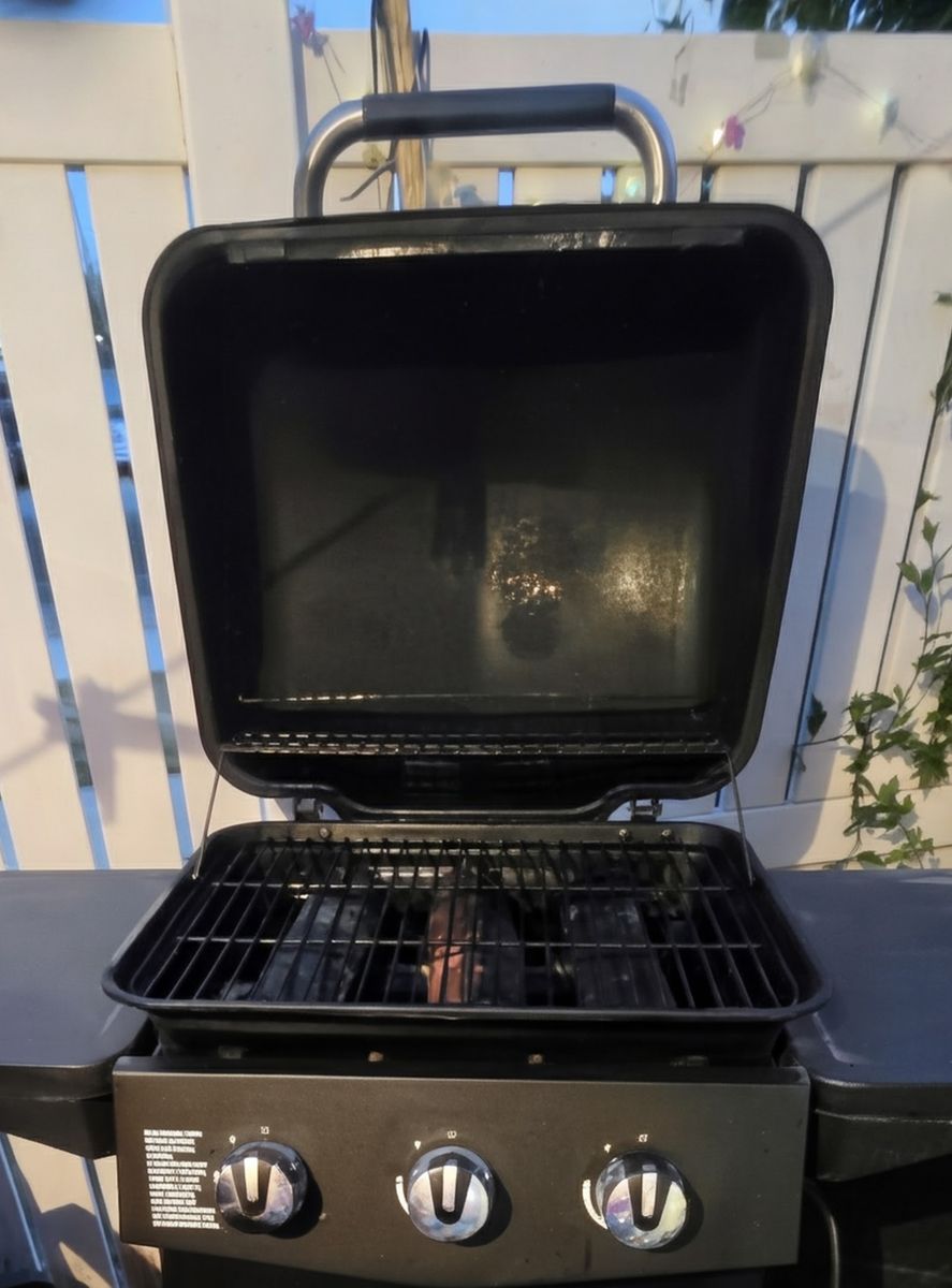 3- burner BBQ grill