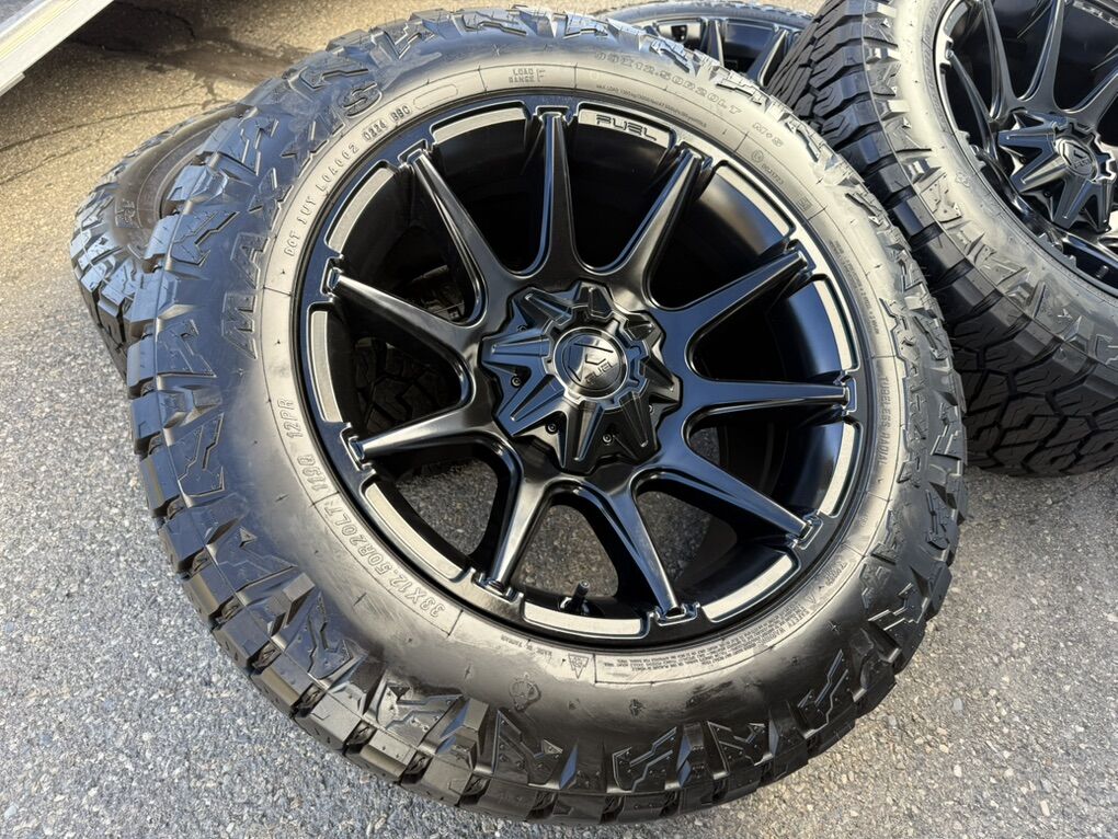 20x10 Fuel 8 Lug 8x6.5 33x12.50R20 Maxxis A/T