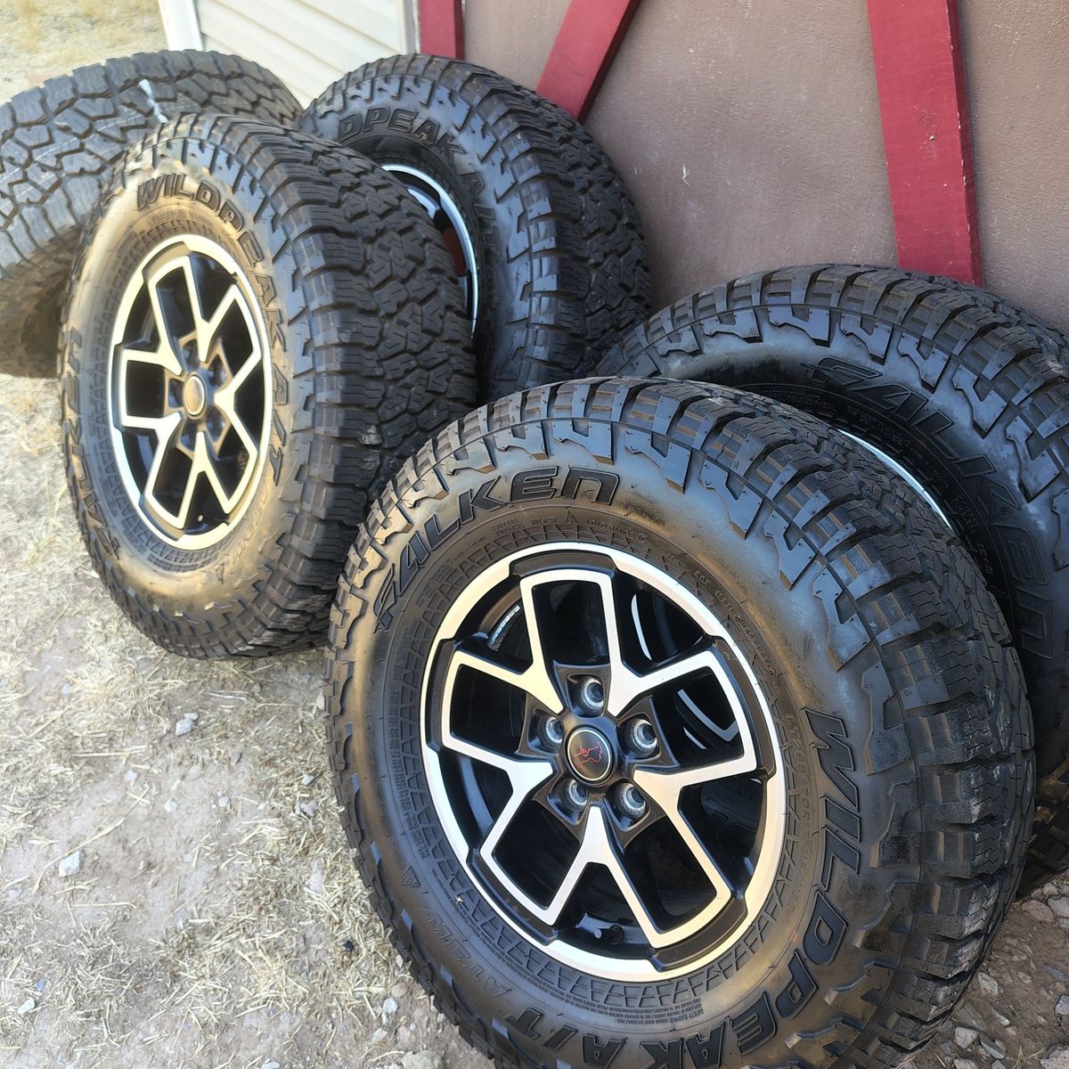 Like New Jeep take offs 285/70R17