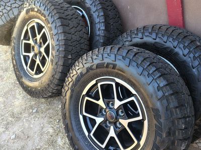 Like New Jeep take offs 285/70R17