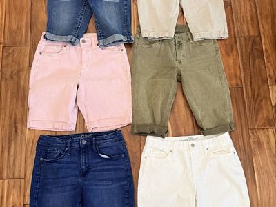 Women Size 6 Levi Shorts Lots of Different Colors $15 each