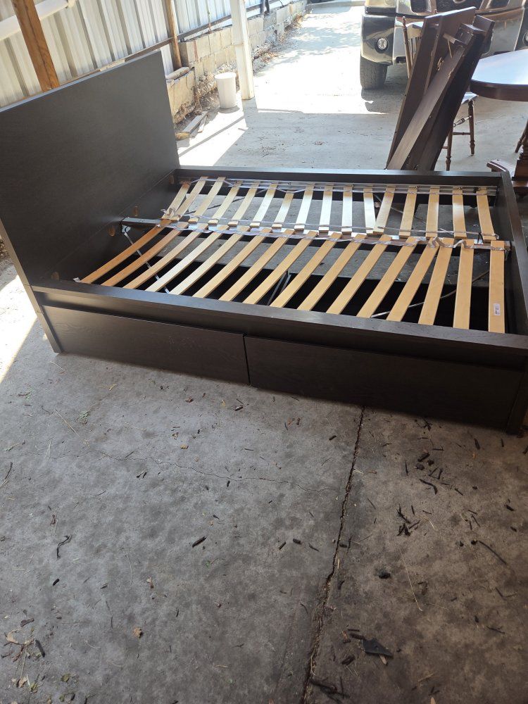 bed with drawers