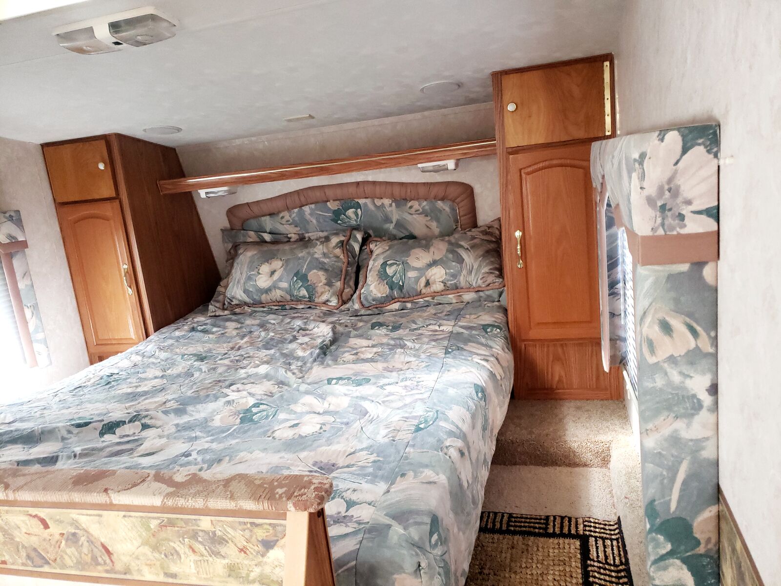 2003 Komfort 24' 5th wheel/gooseneck excellent. Moving. must go $8000 obo