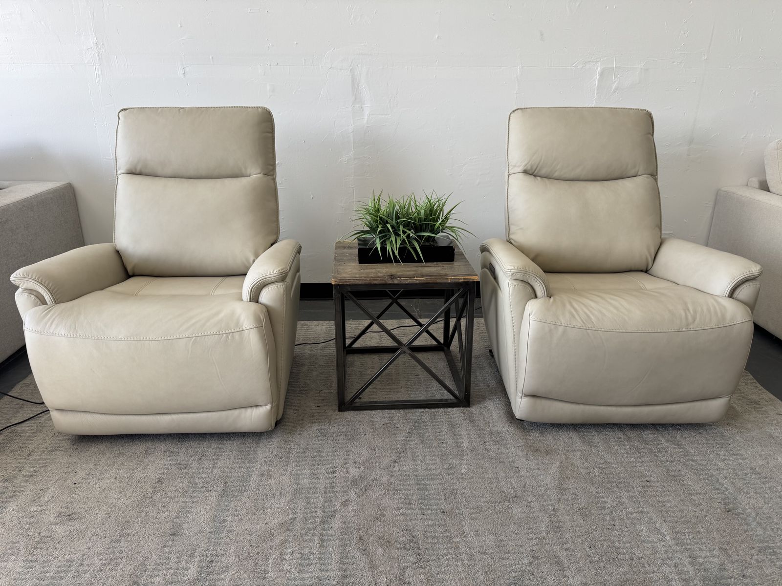 COSTCO LEATHER CREAM POWER RECLINER CHAIR SET