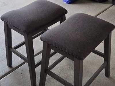 SET OF 4 BARSTOOL : MUST GO BY 24TH
