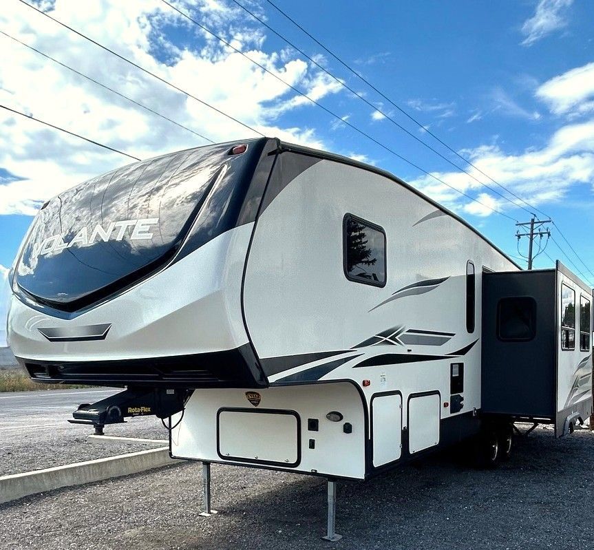 2019 Crossroads 5th Wheel, 34ft, 4 Seasons, 2 Slides, Sleeps 4, Electric Fire Place, New Battery, Clean Title, Excellent Quality