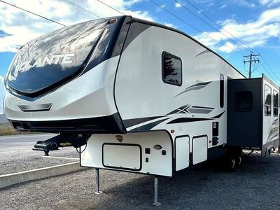 2019 Crossroads 5th Wheel, 34ft, 4 Seasons, 2 Slides, Sleeps 4, Electric Fire Place, New Battery, Clean Title, Excellent Quality