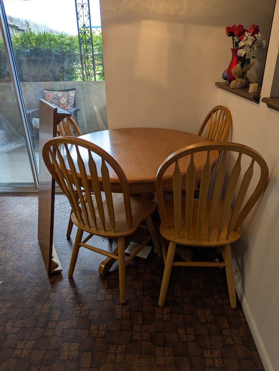 Dining room table with leaf and 4 chairs