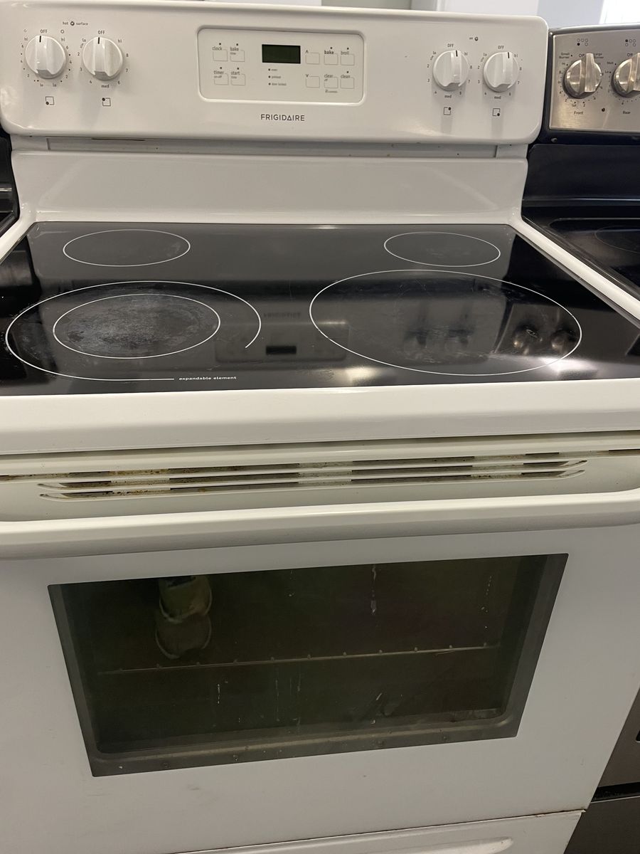 Frigidaire White 30'' Range, Nice and Clean, Comes With 30 Day Warranty!