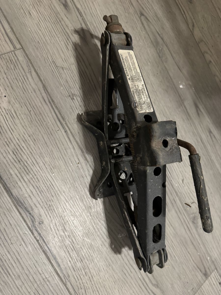 Used Scissor Jack - Car Emergency Tire Repair Tool, Compact & Durable