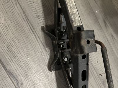 Used Scissor Jack - Car Emergency Tire Repair Tool, Compact & Durable